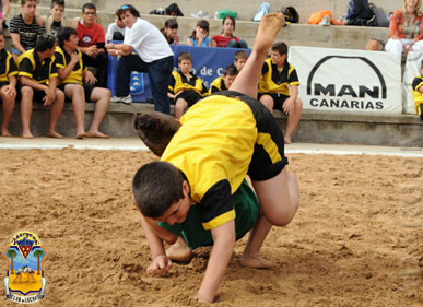Escolares bregando (Federación de Lucha Canaria)